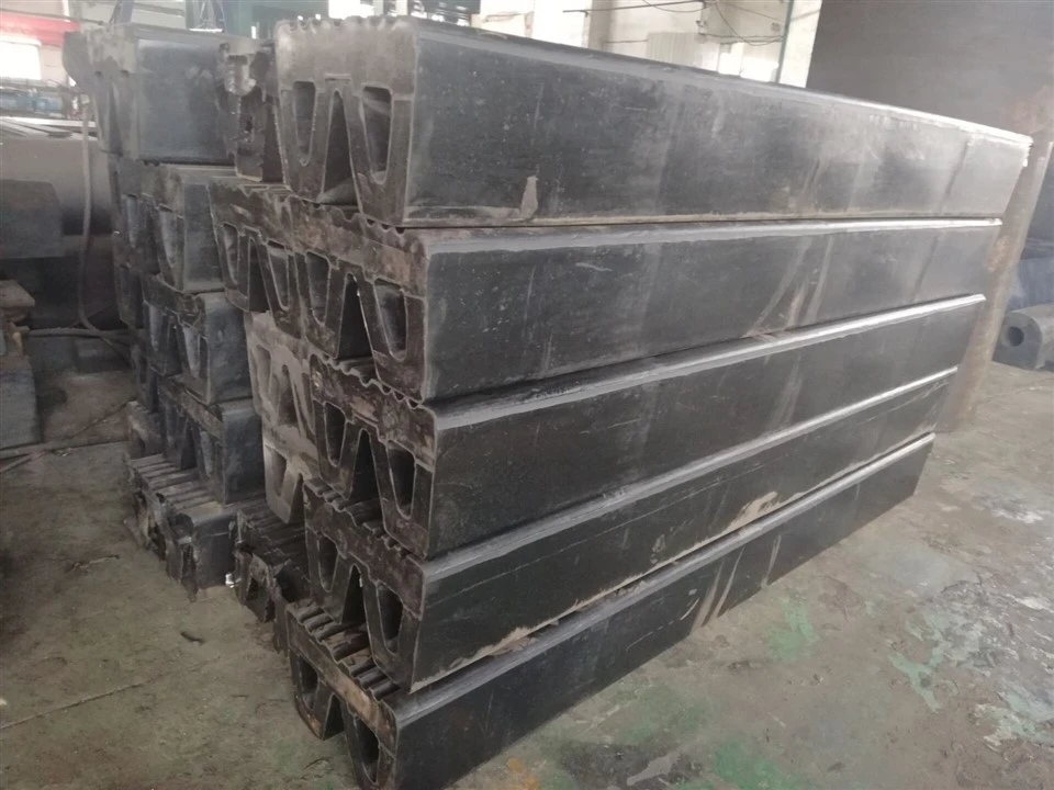 18 Months Warranty W Type Tugboat Fender Natural Rubber CCS Certified For Dock Boat Ship Application suppliers 18 Months Warranty W Type Tugboat Fender Natural Rubber CCS Certified For Dock Boat Ship Application suppliers